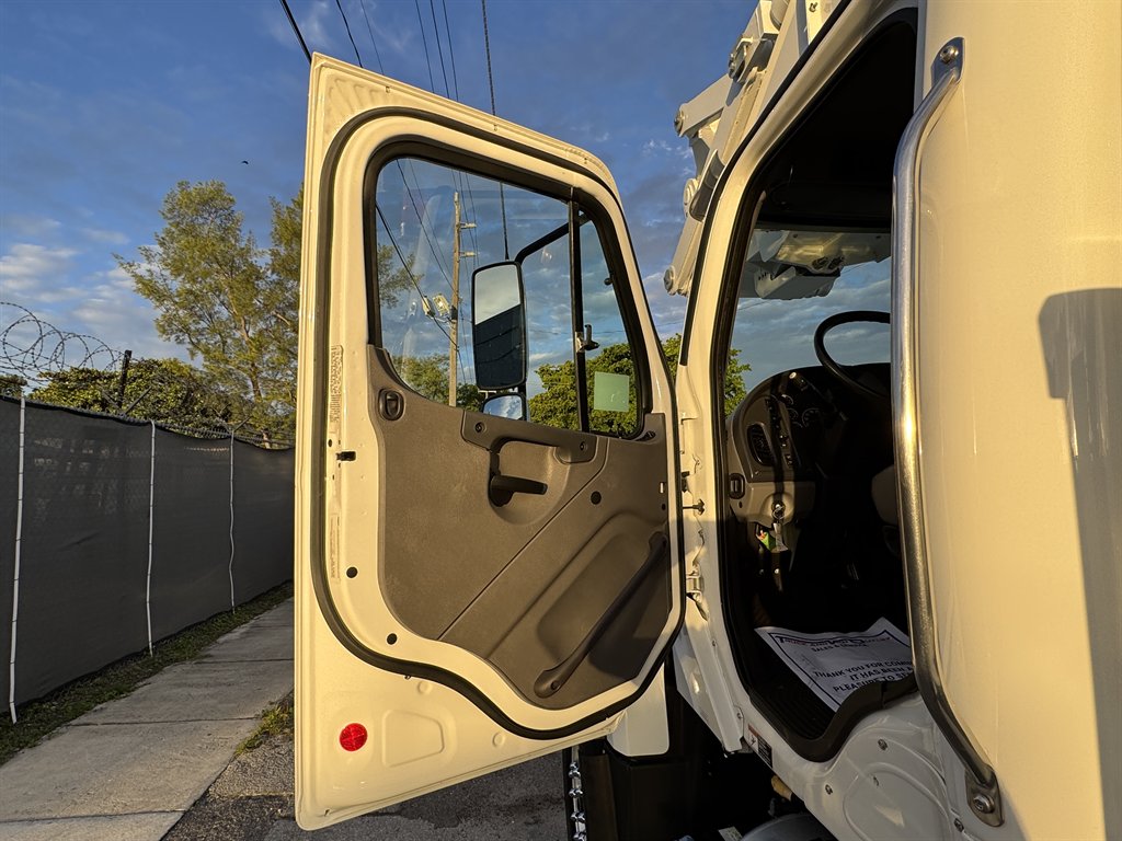 2018 Freightliner 114sd - $198,995