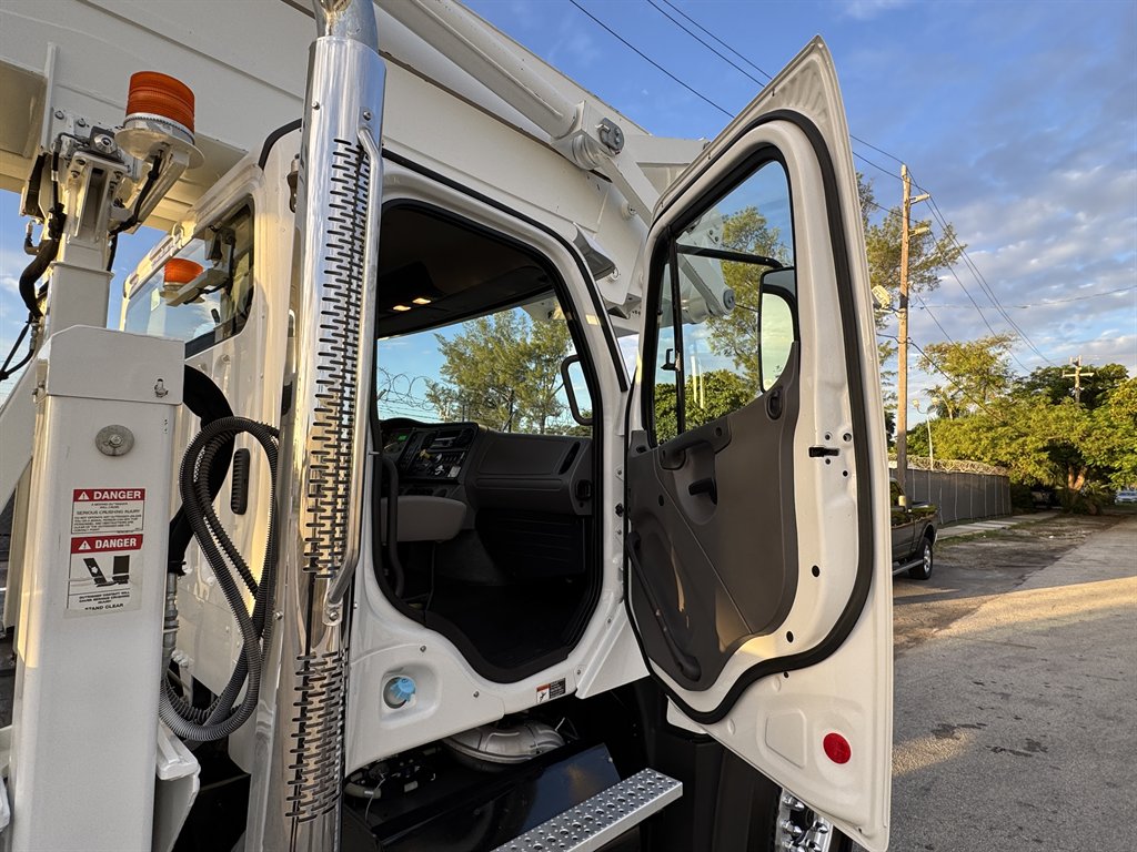 2018 Freightliner 114sd - $198,995