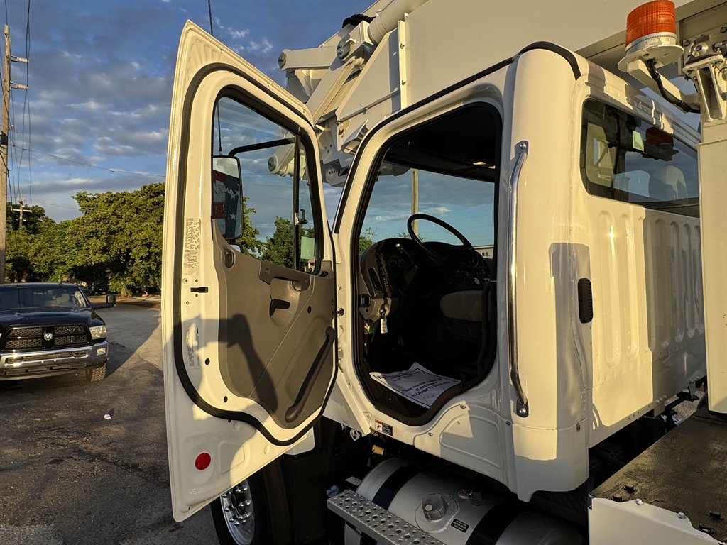 2018 Freightliner 114sd - $198,995