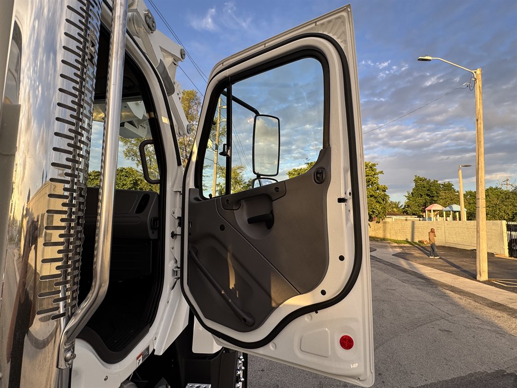 2018 Freightliner 114sd - $198,995