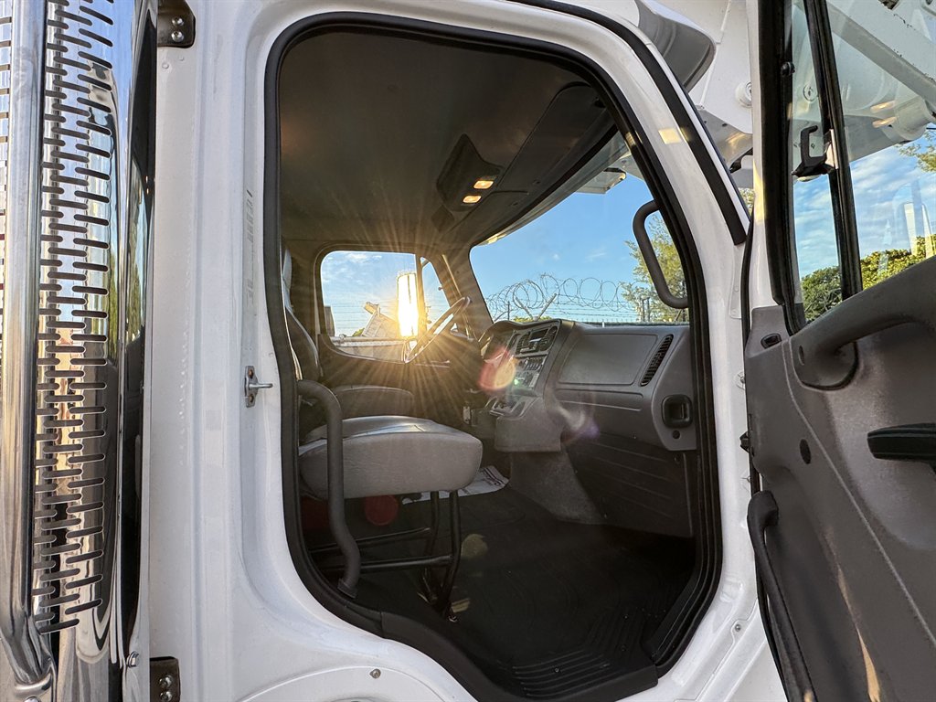 2018 Freightliner 114sd - $198,995