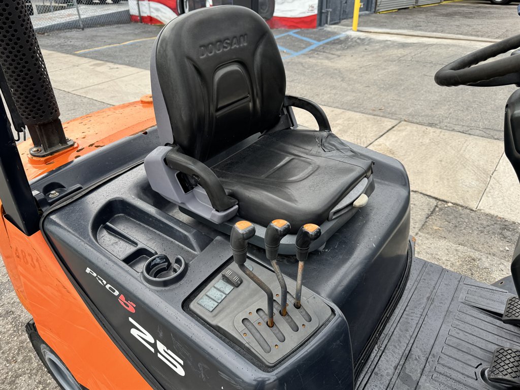 2007 Doosan D25s-5 - $12,995