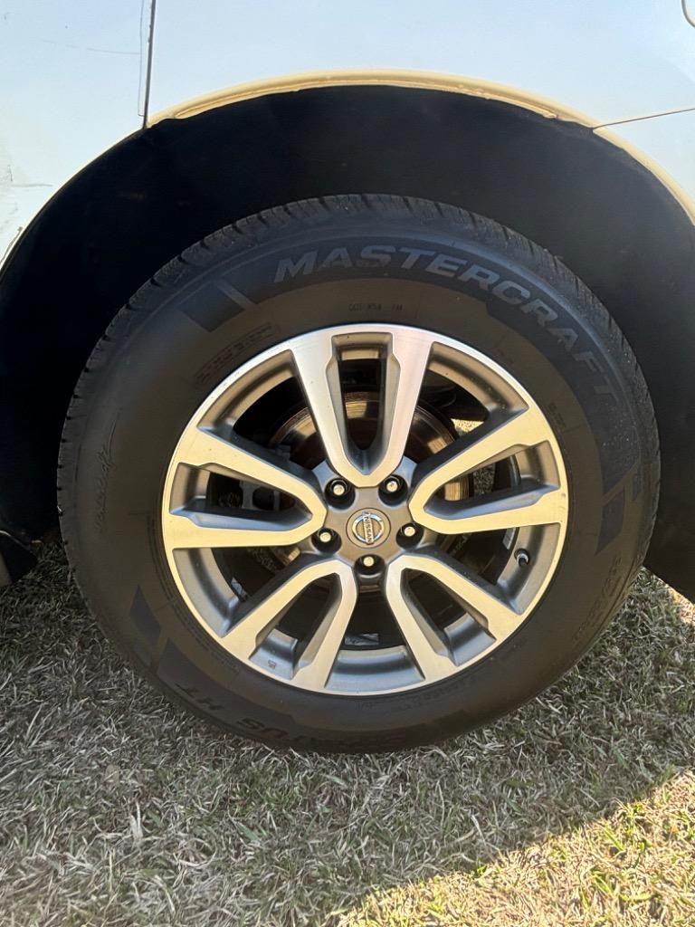 2015 Nissan Pathfinder SV photo
