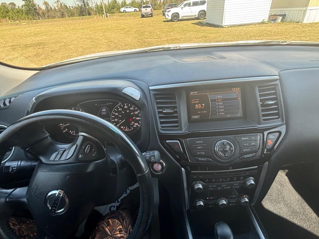 2015 Nissan Pathfinder SV photo