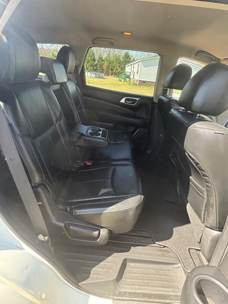 2015 Nissan Pathfinder SV photo