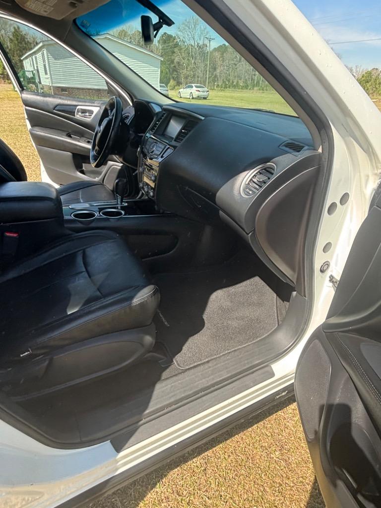 2015 Nissan Pathfinder SV photo