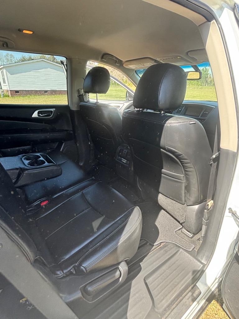 2015 Nissan Pathfinder SV photo