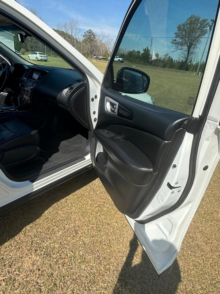 2015 Nissan Pathfinder SV photo