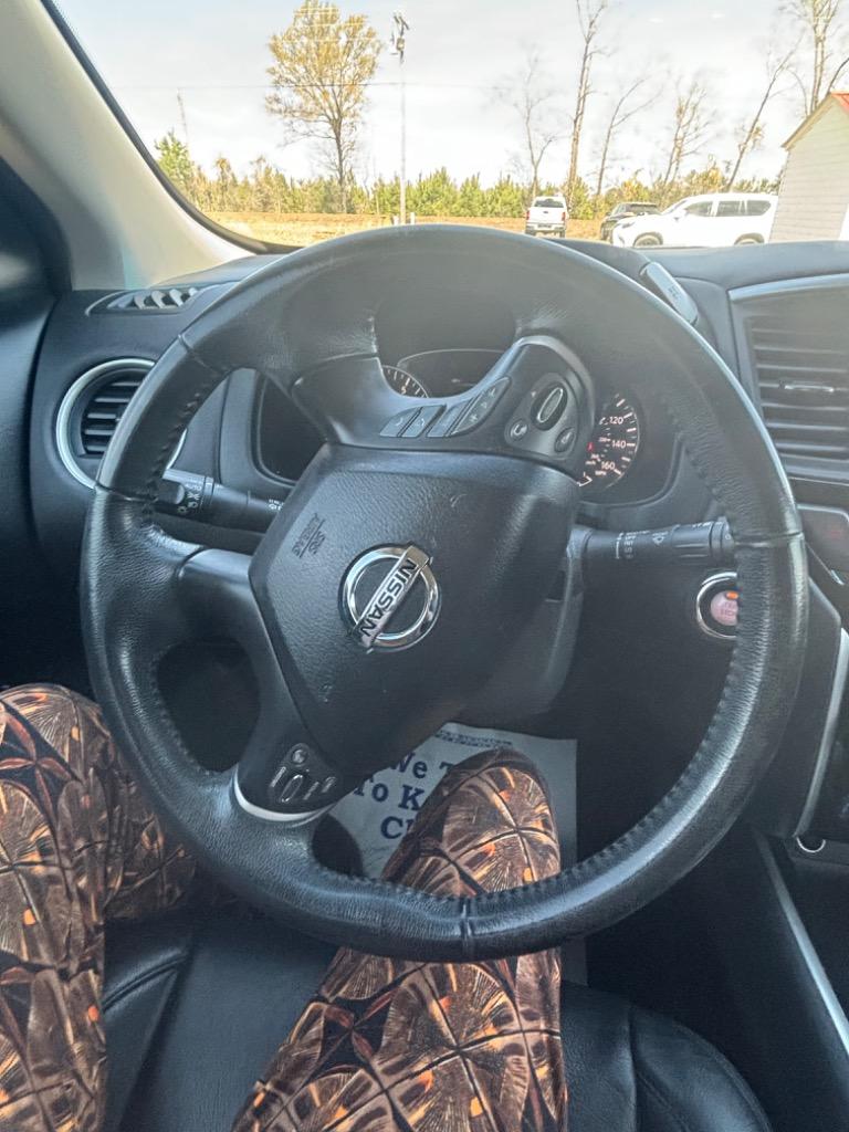 2015 Nissan Pathfinder SV photo
