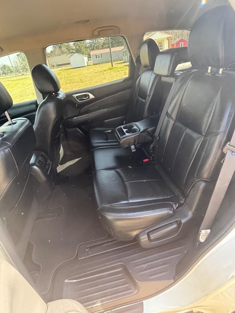 2015 Nissan Pathfinder SV photo