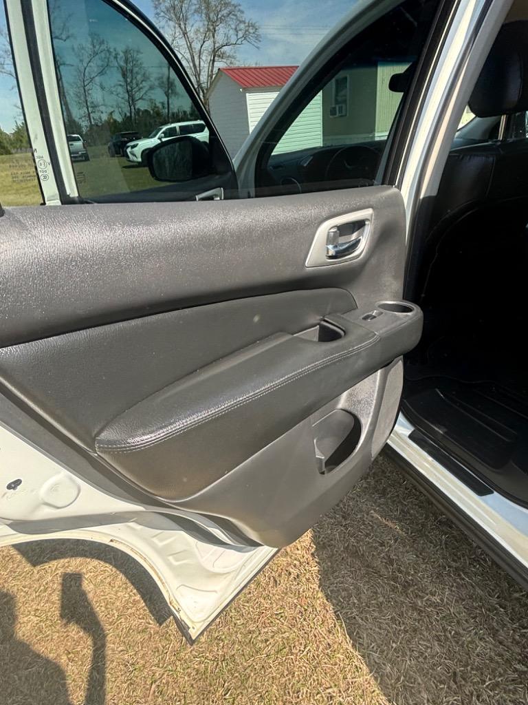2015 Nissan Pathfinder SV photo