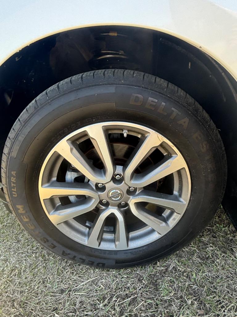 2015 Nissan Pathfinder SV photo