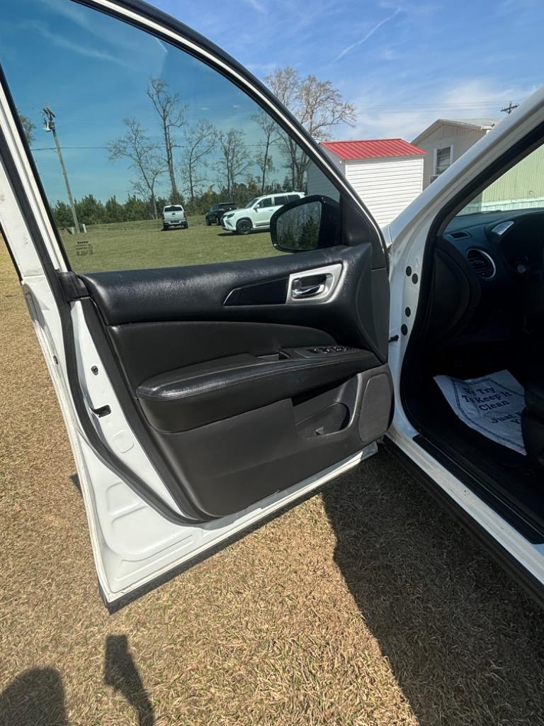 2015 Nissan Pathfinder SV photo