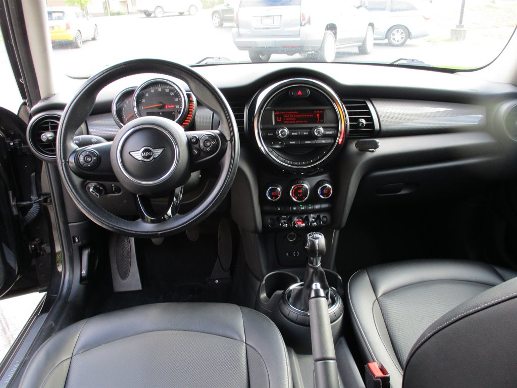 2016 MINI Cooper photo