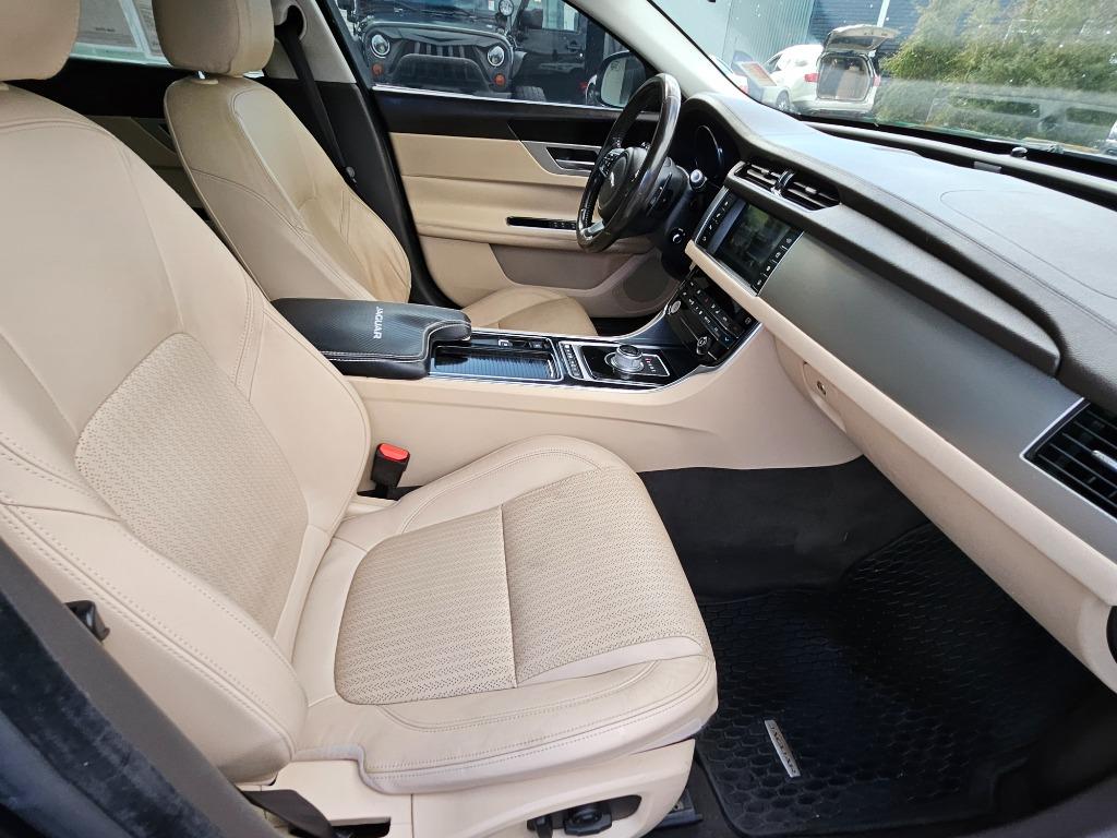 2016 Jaguar XF Prestige photo