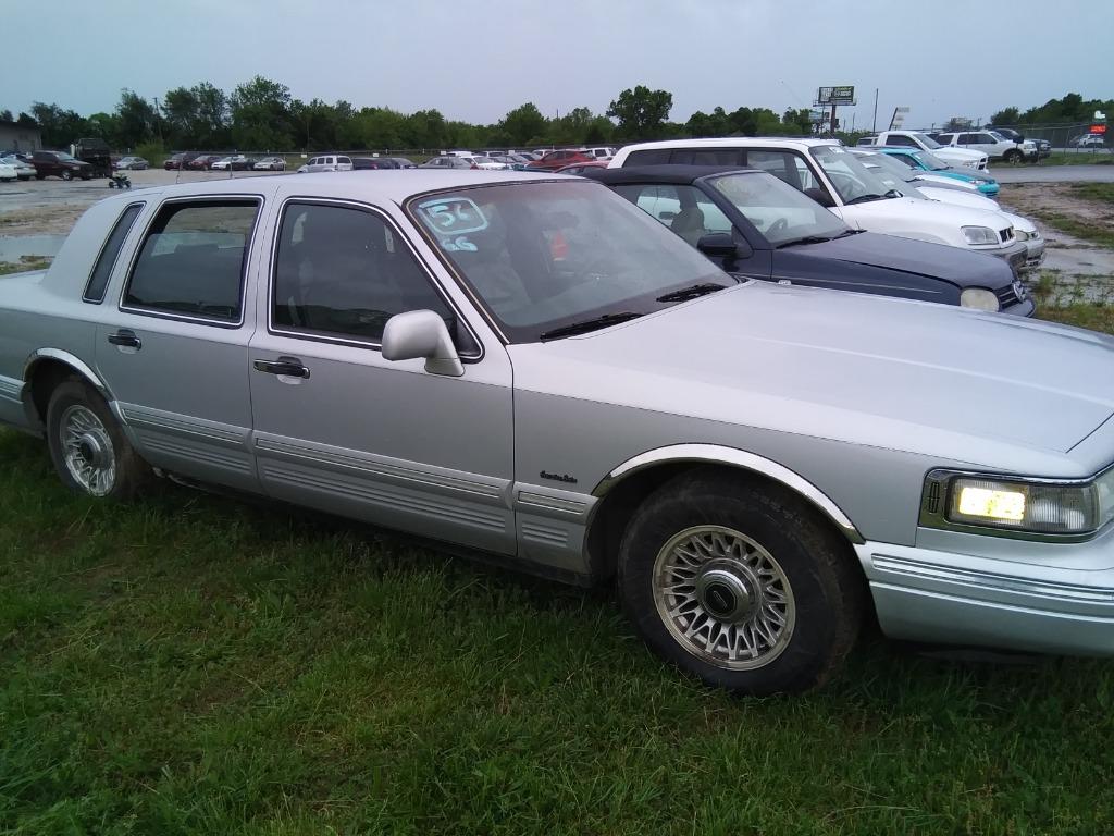 1998 LINCOLN Town Car Sedan - $2,300