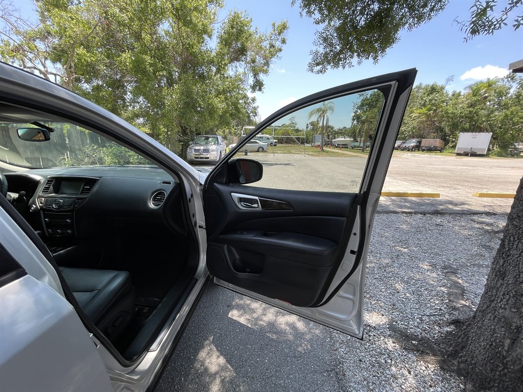 2014 Nissan Pathfinder S photo