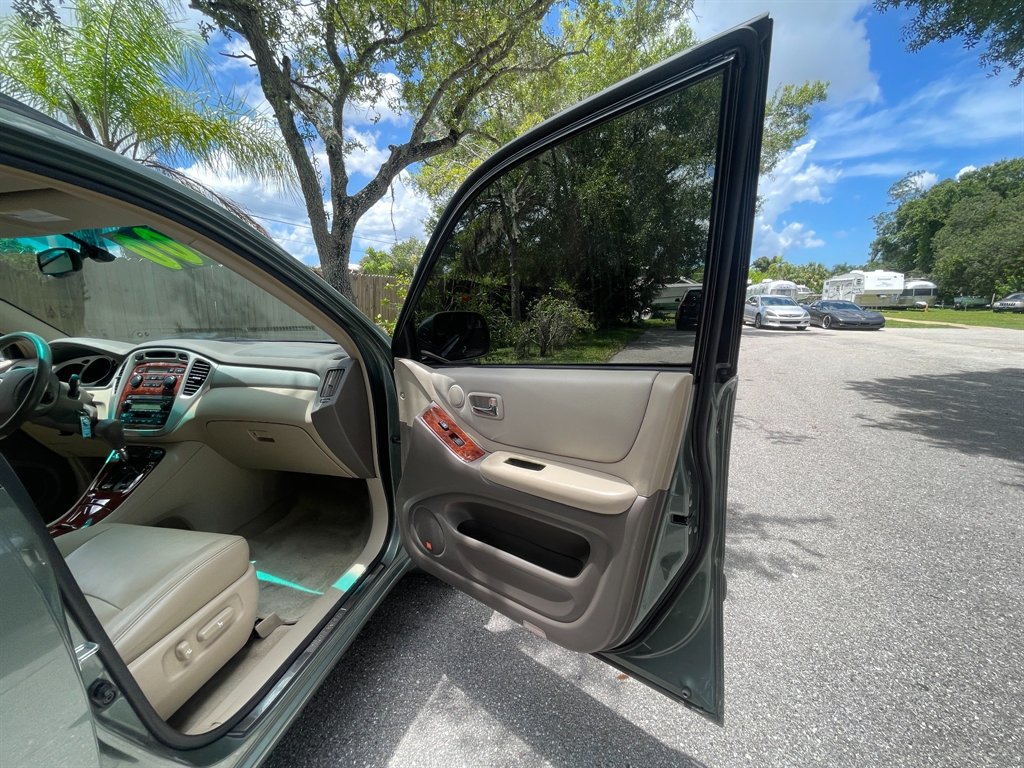 2005 Toyota Highlander - $8,300