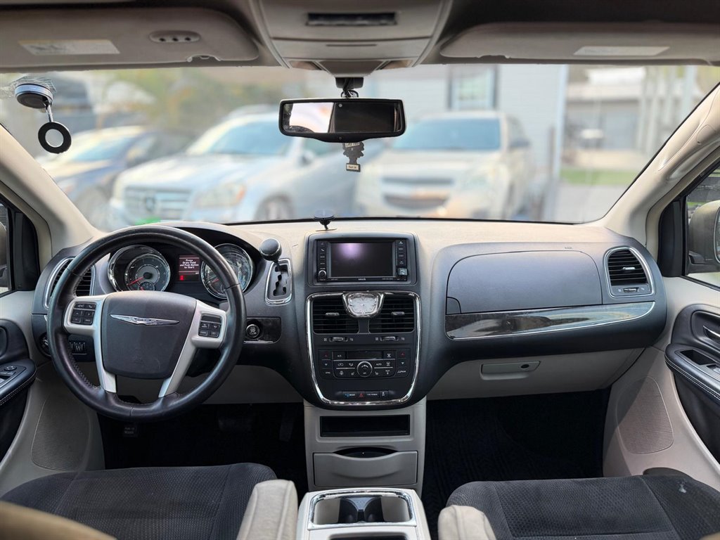 2015 Chrysler Town & Country - $10,000