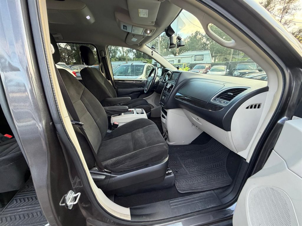 2015 Chrysler Town & Country - $10,000