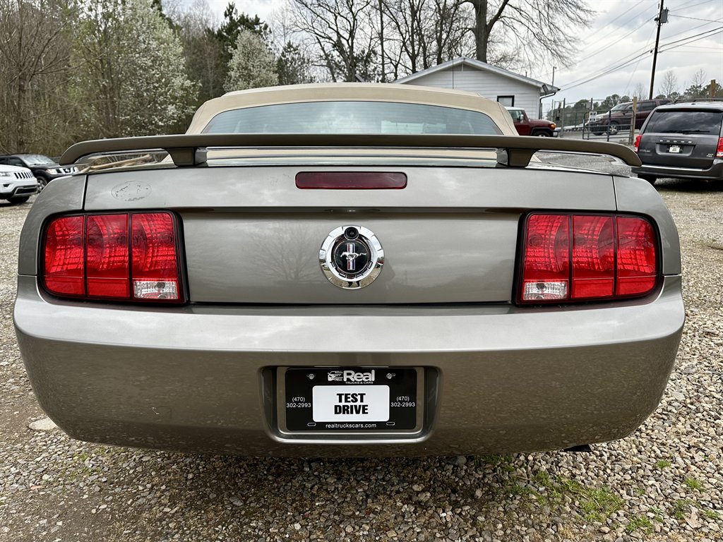 2005 Ford Mustang V6 Deluxe photo