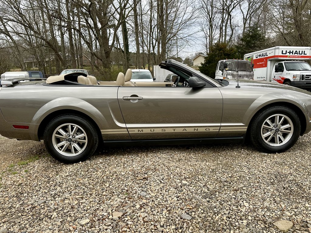 2005 Ford Mustang V6 Deluxe photo