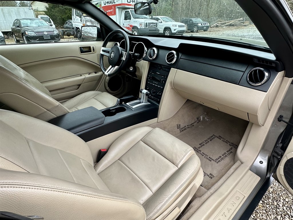 2005 Ford Mustang V6 Deluxe photo