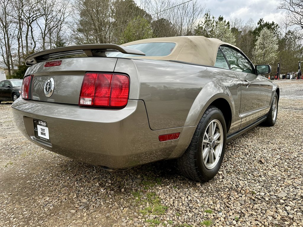 2005 Ford Mustang V6 Deluxe photo