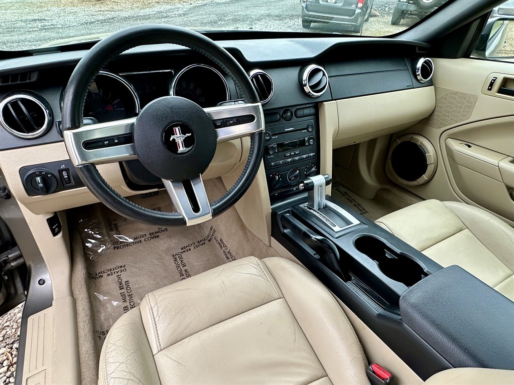 2005 Ford Mustang V6 Deluxe photo