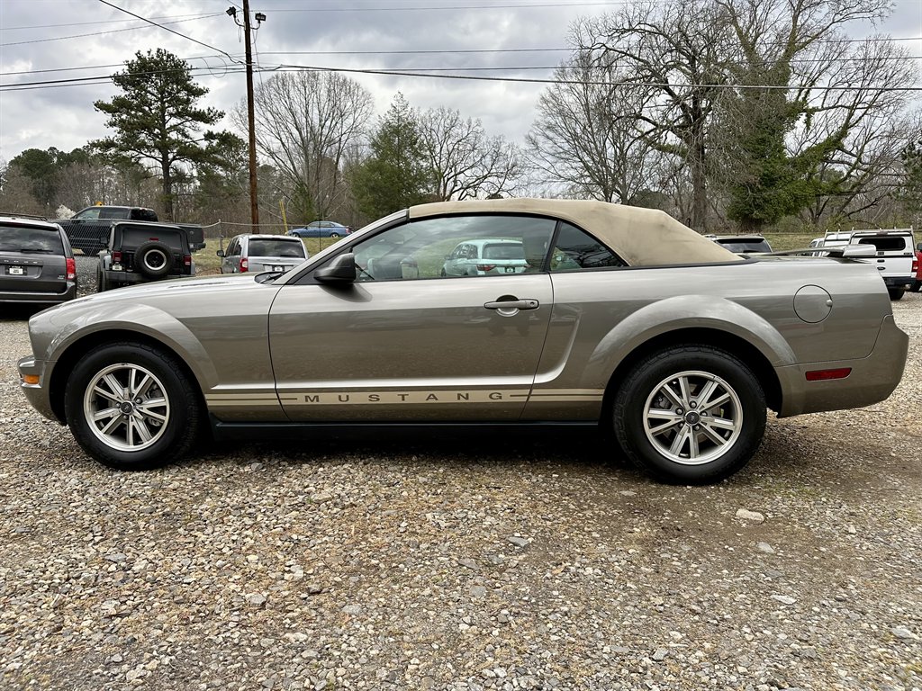 2005 Ford Mustang V6 Deluxe photo