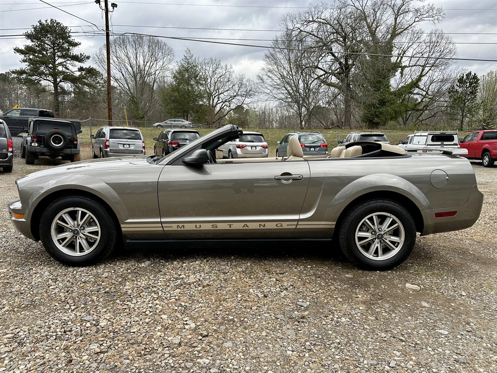 2005 Ford Mustang V6 Deluxe photo