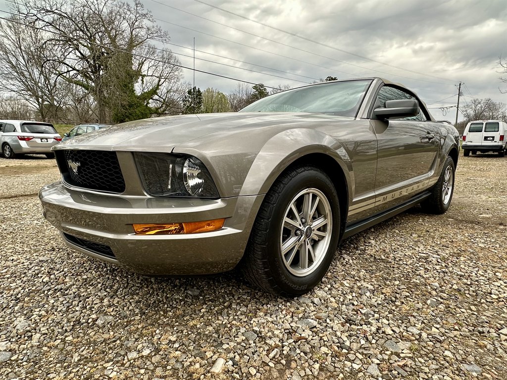 2005 Ford Mustang V6 Deluxe photo