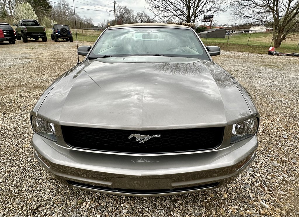 2005 Ford Mustang V6 Deluxe photo