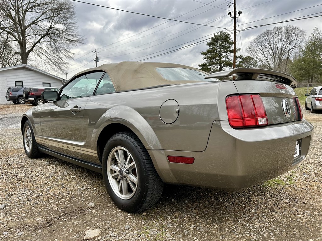 2005 Ford Mustang V6 Deluxe photo