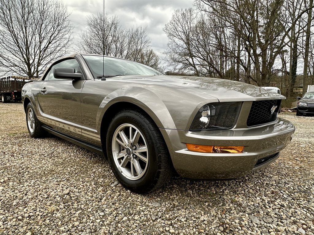 2005 Ford Mustang V6 Deluxe photo