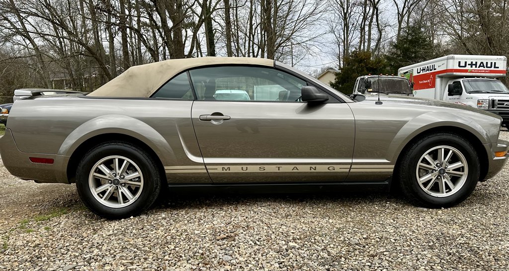 2005 Ford Mustang V6 Deluxe photo
