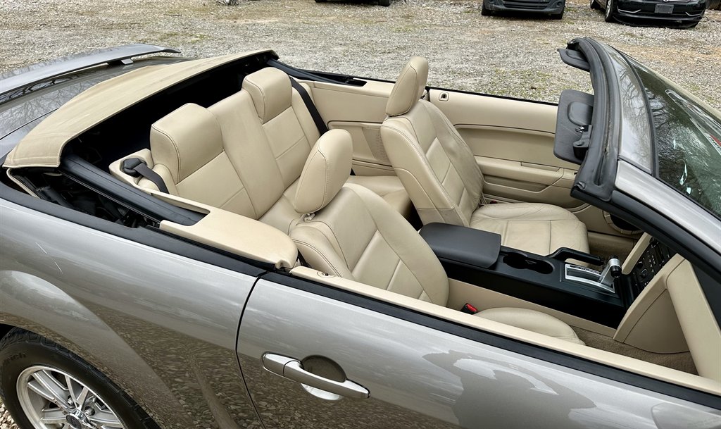 2005 Ford Mustang V6 Deluxe photo