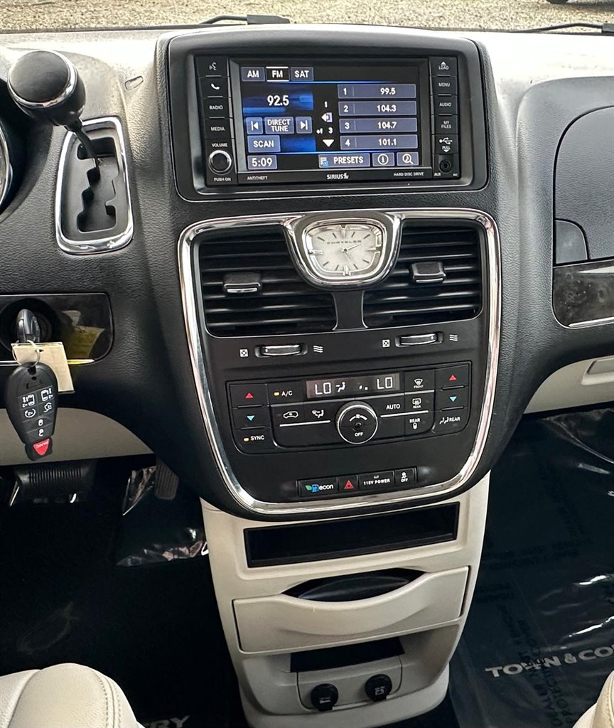 2013 Chrysler Town & Country Touring photo