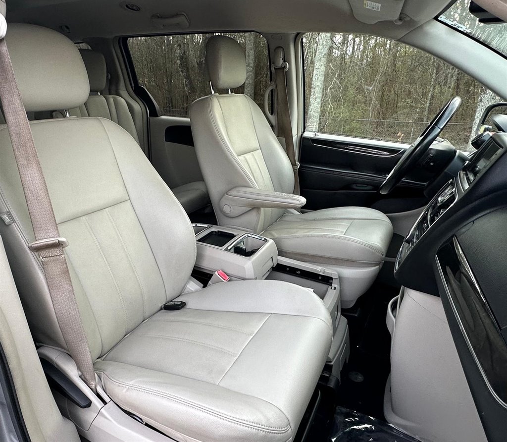 2013 Chrysler Town & Country Touring photo