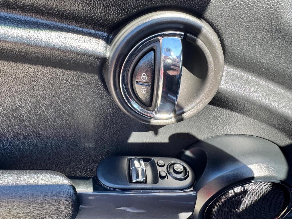 2015 MINI Cooper photo
