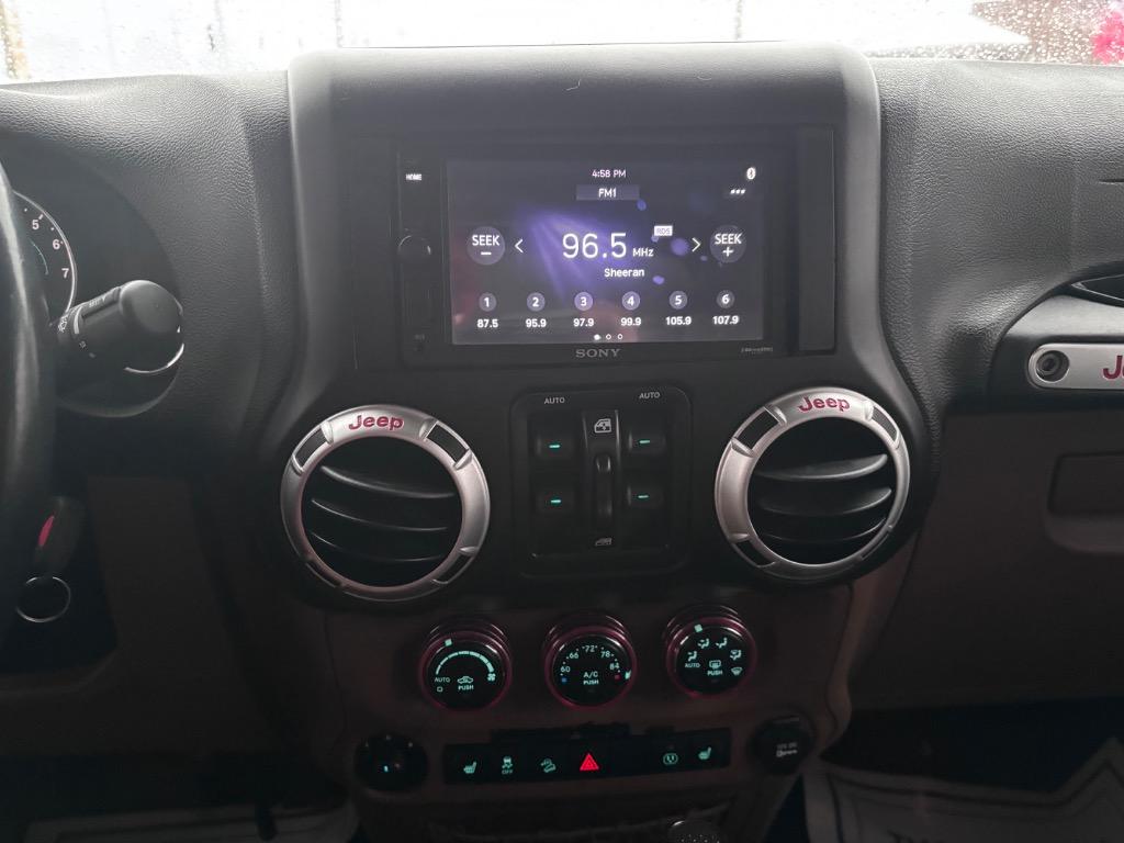 2015 Jeep Wrangler Unlimited Rubicon photo