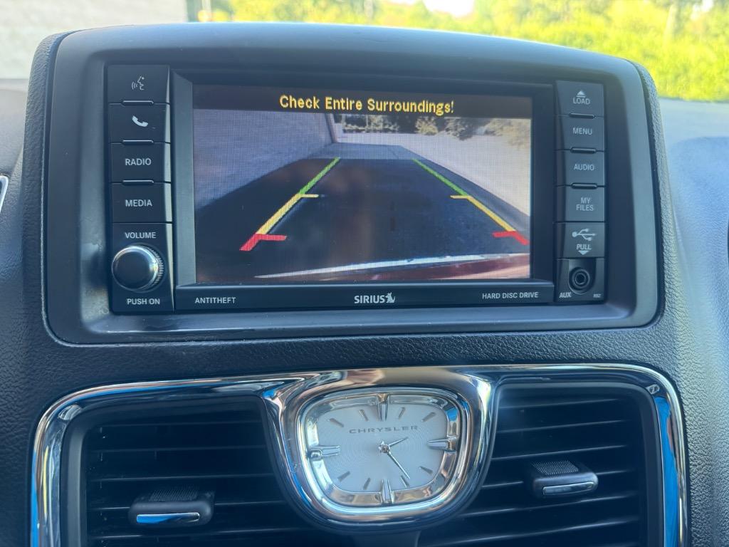 2015 Chrysler Town And Country - $3,995