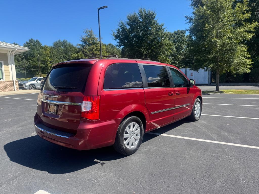 2015 Chrysler Town And Country - $3,995