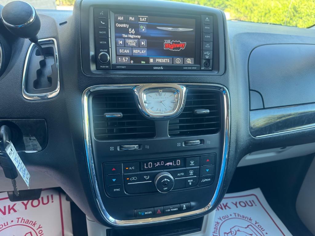 2015 Chrysler Town And Country - $3,995