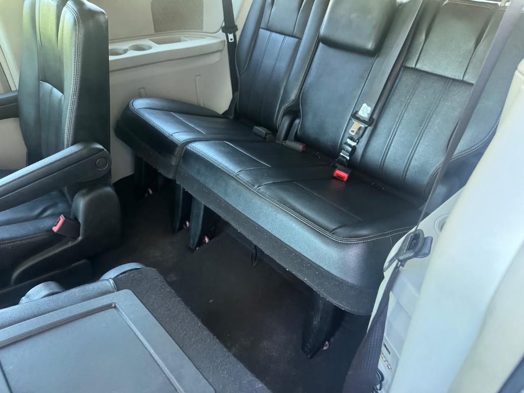 2015 Chrysler Town And Country - $3,995