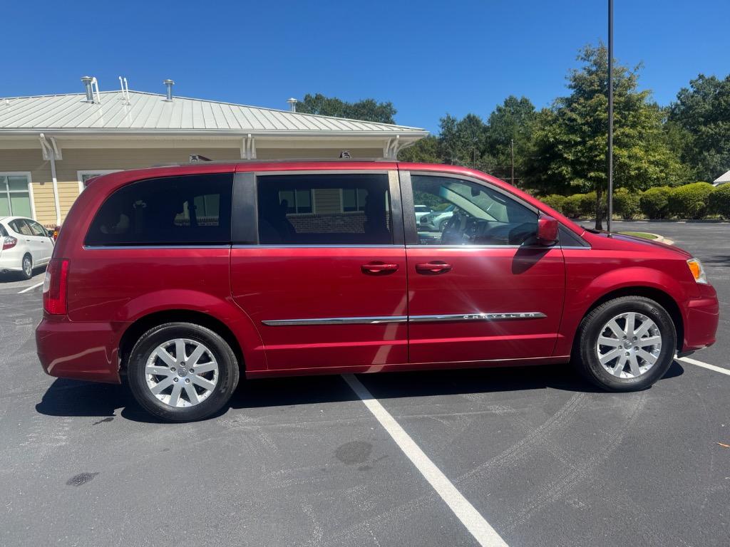 2015 Chrysler Town And Country - $3,995