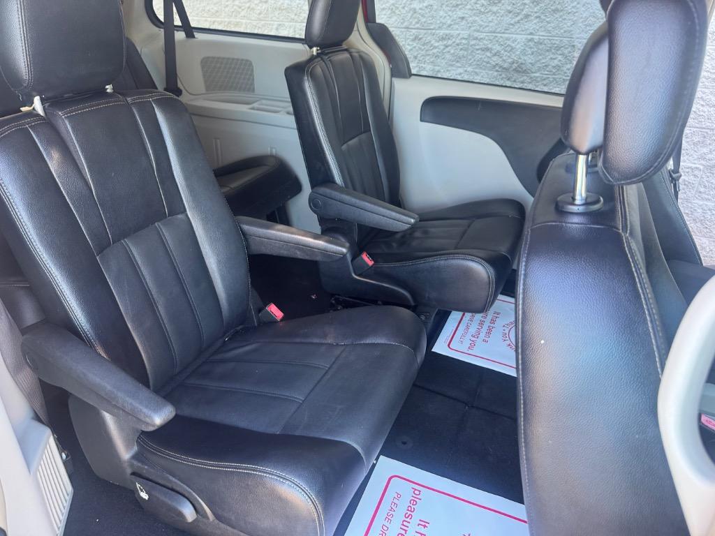 2015 Chrysler Town And Country - $3,995