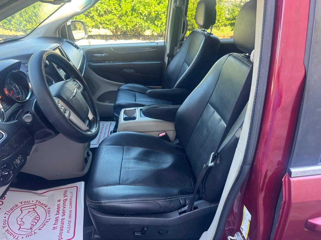 2015 Chrysler Town And Country - $3,995