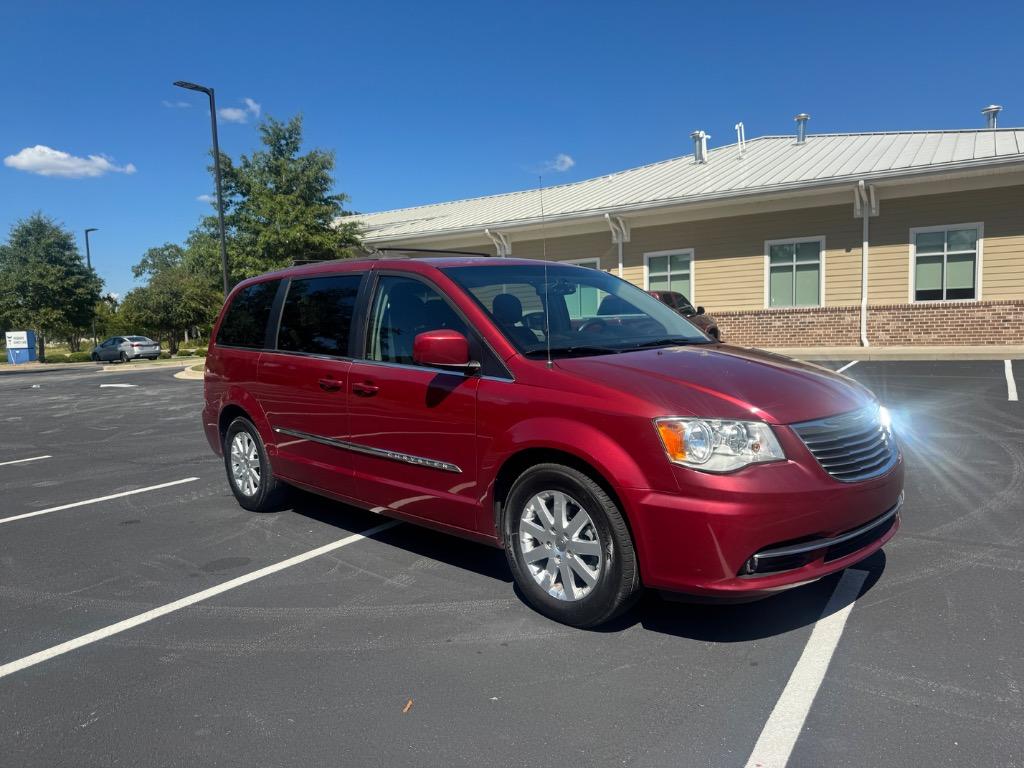 2015 Chrysler Town And Country - $3,995