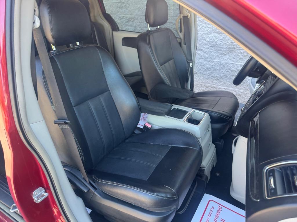 2015 Chrysler Town And Country - $3,995